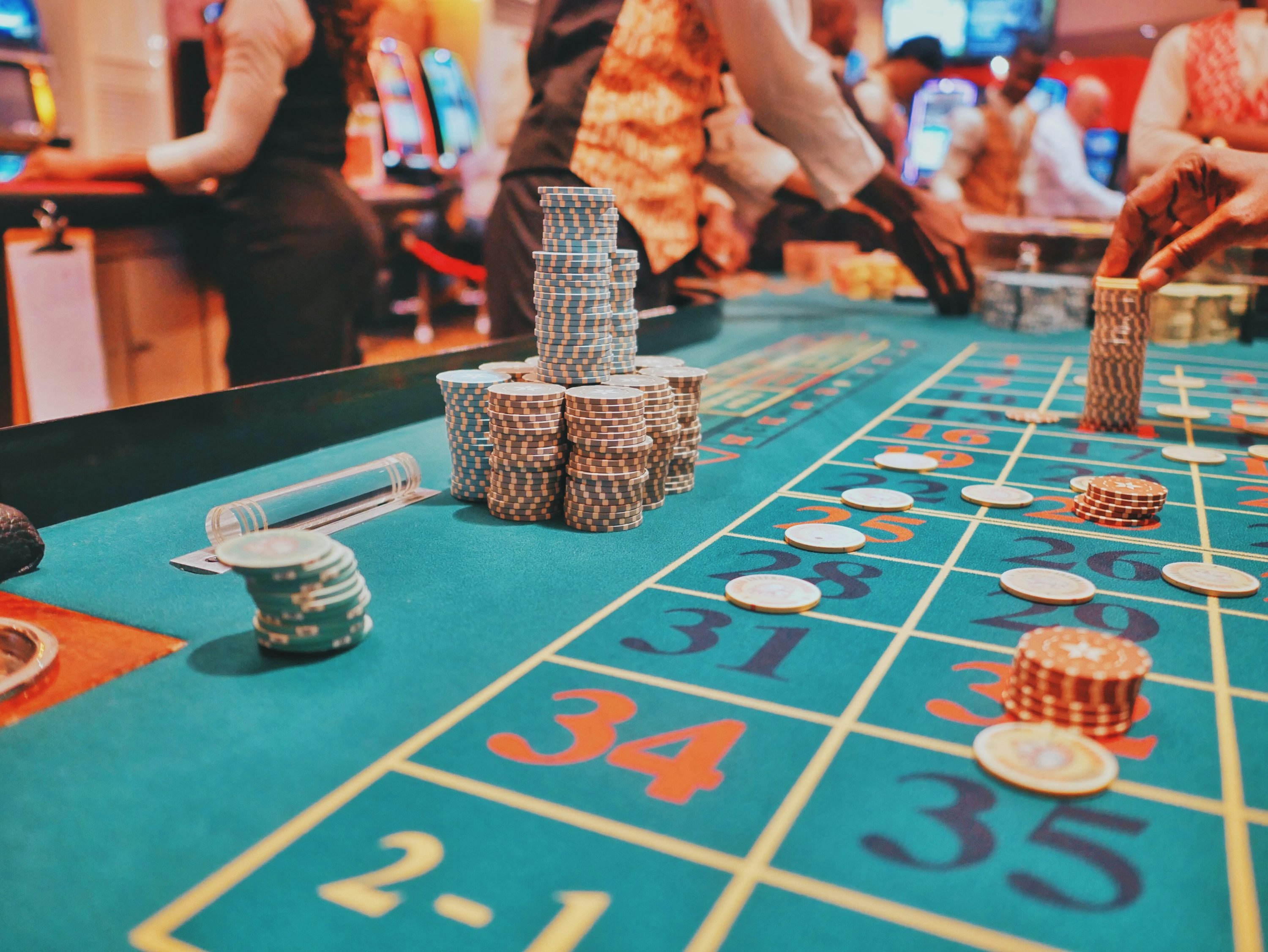 Giao diện sảnh game sunwin web hiển thị các tựa game slot và live casino
